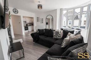 2 bed apartment, sleeps 6, free parking, 5 mins beach